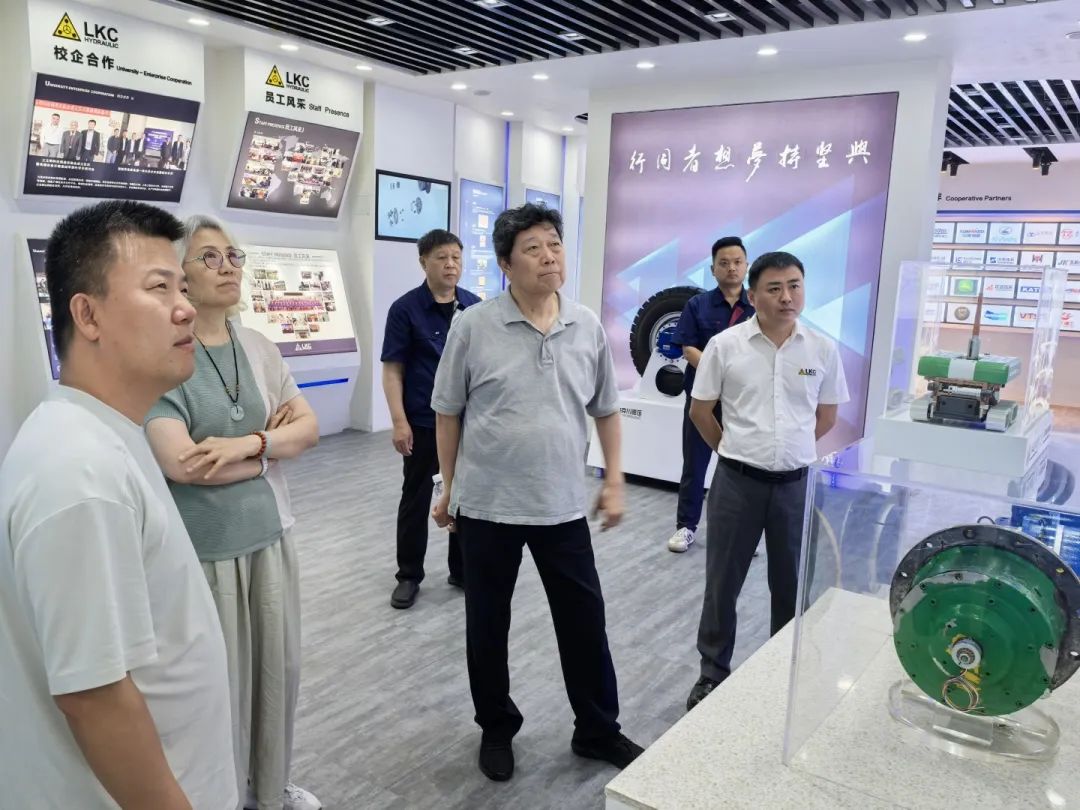中國液壓氣動密封件工業(yè)協會理事長杜旭東一行蒞臨我公司參觀指導1.jpg
