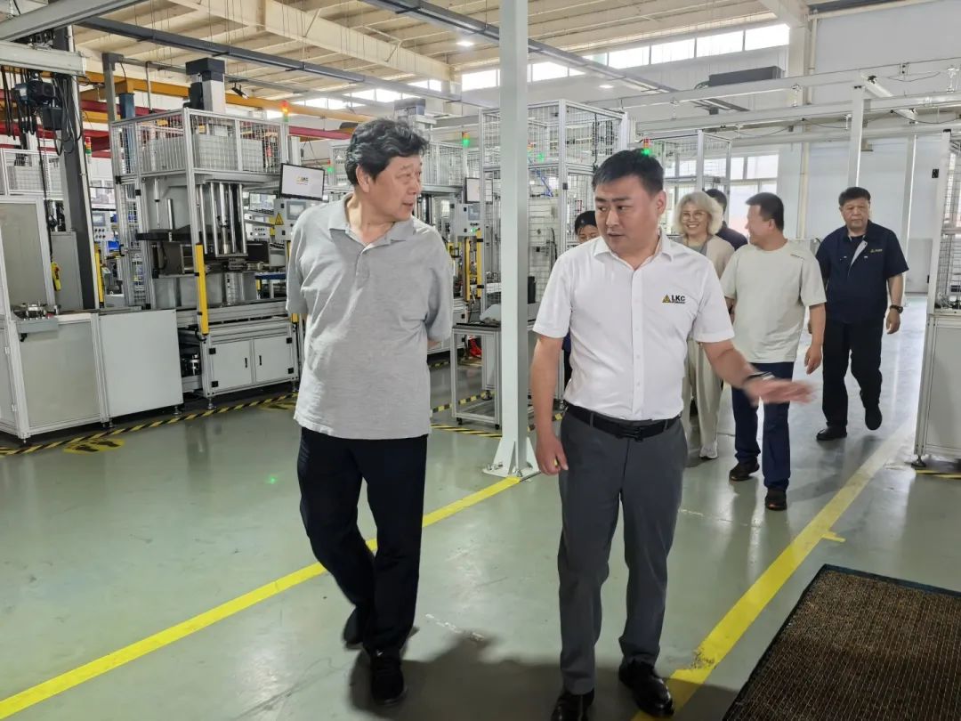中國液壓氣動密封件工業(yè)協會理事長杜旭東一行蒞臨我公司參觀指導2.jpg